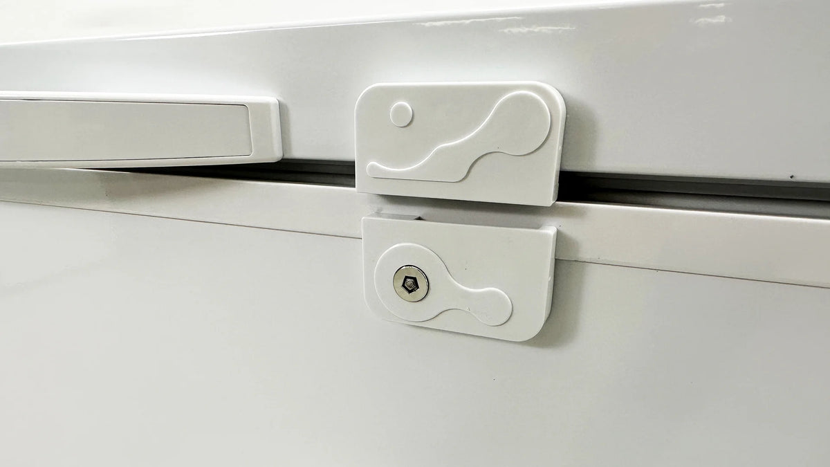 White 12.2 Cu.Ft. Commercial Chest Freezer with Top Open Door P9523